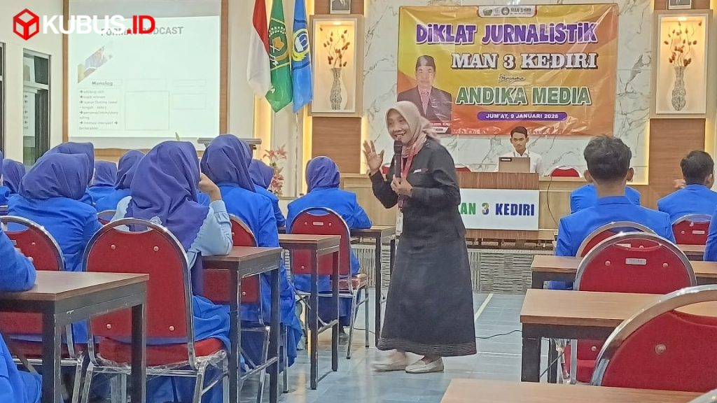 ANDIKA Goes to School di MAN 3 Kediri, Bekali Literasi Digital Pelajar 1 Ari Utami saat paparan materi