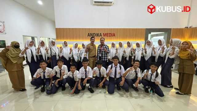 Puluhan siswa SMPN 1 Purwoasri Kediri belajar media dan jurnalistik digital di Andika Media