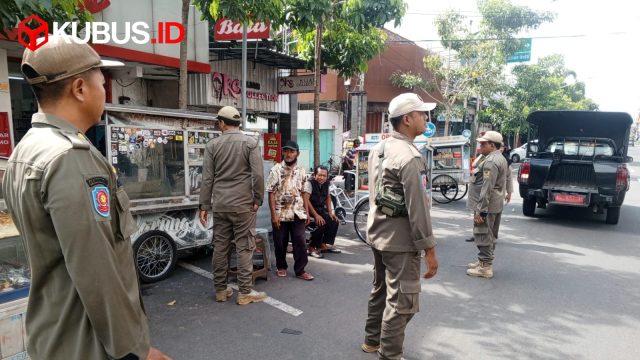 Satpol PP Kota Kediri tertibkan PKL Jalan Doho