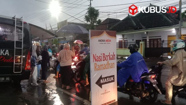 Berbagi Tak Kenal Hujan, Jumat Berkah ANDIKA Media Guyur Ratusan Paket Buka Puasa