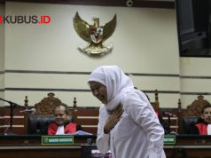 Gubernur Jatim Khofifah Indar Parawansa saat menjalani sidang sebagai saksi dugaan korupsi dana hibah Pokok Pikiran. Foto. ANTARANEWS