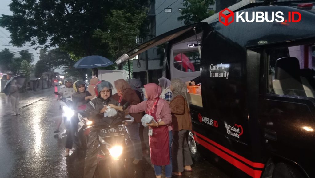 Berbagi Tak Kenal Hujan, Jumat Berkah ANDIKA Media Guyur Ratusan Paket Buka Puasa 1 Kru ANDIKA Media membagikan paket nasi Jumat Berkah di tengah guyuran hujan