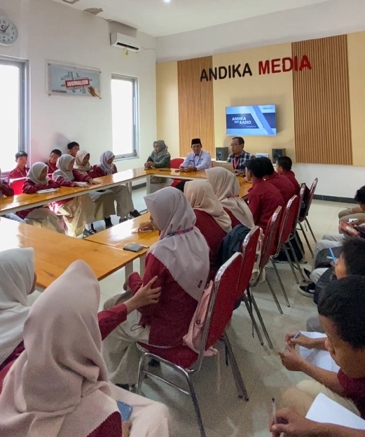 Para siswa MTs N 9 Kediri berdiskusi bersama Station Manager Radio ANDIKA Adnan Raharja