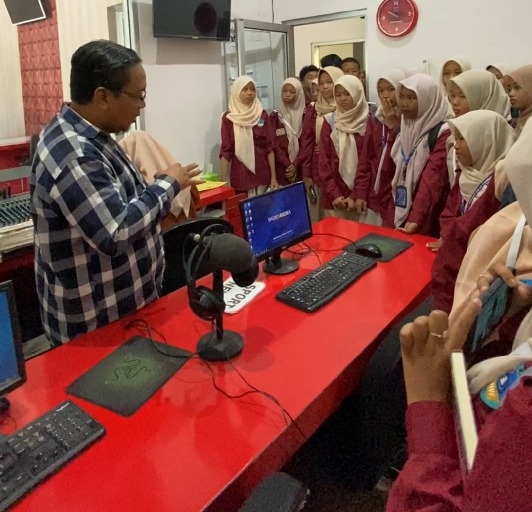 Para siswa mengamati aktivitas tim redaksi di Newsroom ANDIKA