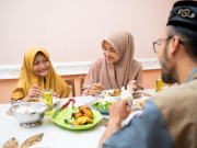 Cerita Lama di Meja Berbuka