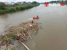 Tak Mau Cagar Budaya Rusak, Pemkot Kediri Kerahkan Tim Bersihkan Sungai di Jembatan Lama