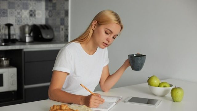 ilustrasi-melalukan-rutinitas-pagifotofreepik_169