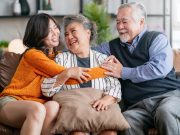 Menjaga Hubungan Dengan Orang Tua Di usia Dewasa