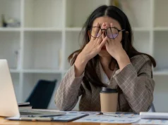 Quarter Life Crisis dalam Dunia Kerja: Bertahan atau Mencari Arah Baru