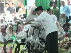 Adopsi Gaya Jokowi, Wapres Gibran Bagikan Hadiah Sepeda untuk Santri di Tambakberas, Jombang Wakil Presiden (Wapres) Gibran Rakabuming menyerahkan sepeda kepada santri saat menghadiri Haul ke-55 KH Abd Wahab Chasbullah di Ponpes Bahrul Ulum, Jombang. (Foto. YT Setwapres)