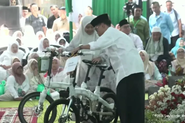 Wakil Presiden (Wapres) Gibran Rakabuming menyerahkan sepeda kepada santri saat menghadiri Haul ke-55 KH Abd Wahab Chasbullah di Ponpes Bahrul Ulum, Jombang. (Foto. YT Setwapres)